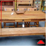 mesa rústica de madeira com bancos Caieras